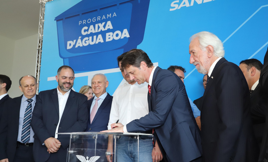 O governador Carlos Massa Ratinho Junior anunciou nesta segunda-feira (9) a expansão do programa que viabiliza instalação de caixas d'água em casas de famílias em situação de vulnerabilidade social. Participaram: secretários da Justiça, Família e Trabalho, Ney Leprevost; da Saúde, Beto Preto; presidente da Sanepar, Claudio Stabile; deputados estaduais; prefeitos; entre outras autoridades.Curitiba, 09-09-19.Foto: Arnaldo Alves / AEN.