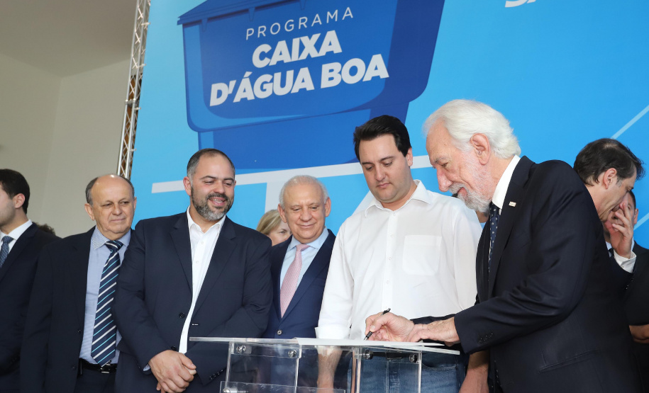 O governador Carlos Massa Ratinho Junior anunciou nesta segunda-feira (9) a expansão do programa que viabiliza instalação de caixas d'água em casas de famílias em situação de vulnerabilidade social. Participaram: secretários da Justiça, Família e Trabalho, Ney Leprevost; da Saúde, Beto Preto; presidente da Sanepar, Claudio Stabile; deputados estaduais; prefeitos; entre outras autoridades.Curitiba, 09-09-19.Foto: Arnaldo Alves / AEN.