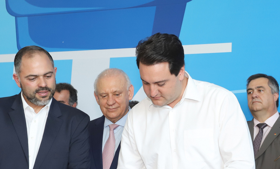 O governador Carlos Massa Ratinho Junior anunciou nesta segunda-feira (9) a expansão do programa que viabiliza instalação de caixas d'água em casas de famílias em situação de vulnerabilidade social. Participaram: secretários da Justiça, Família e Trabalho, Ney Leprevost; da Saúde, Beto Preto; presidente da Sanepar, Claudio Stabile; deputados estaduais; prefeitos; entre outras autoridades.Curitiba, 09-09-19.Foto: Arnaldo Alves / AEN.