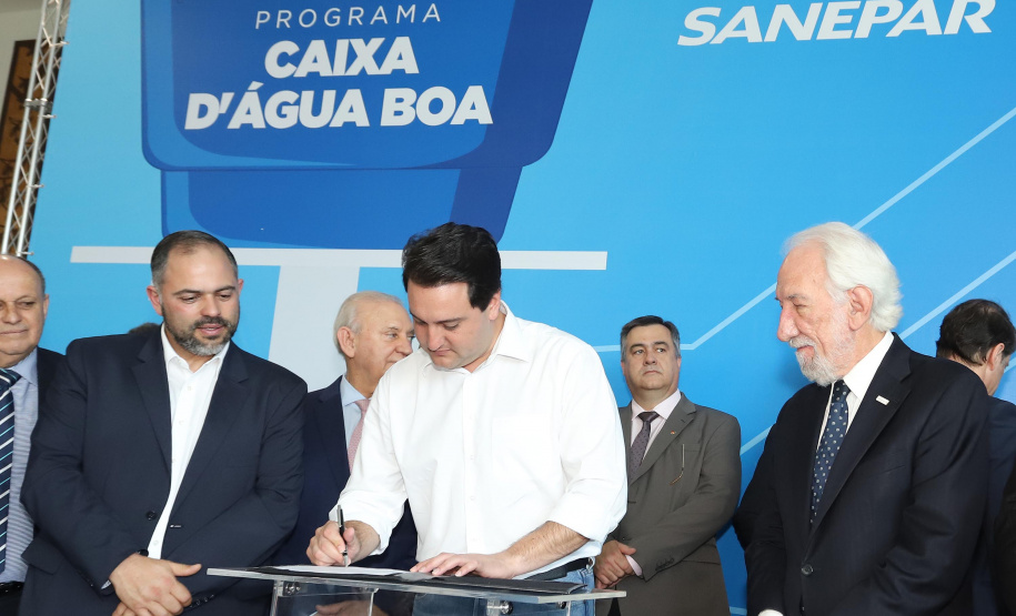O governador Carlos Massa Ratinho Junior anunciou nesta segunda-feira (9) a expansão do programa que viabiliza instalação de caixas d'água em casas de famílias em situação de vulnerabilidade social. Participaram: secretários da Justiça, Família e Trabalho, Ney Leprevost; da Saúde, Beto Preto; presidente da Sanepar, Claudio Stabile; deputados estaduais; prefeitos; entre outras autoridades.Curitiba, 09-09-19.Foto: Arnaldo Alves / AEN.