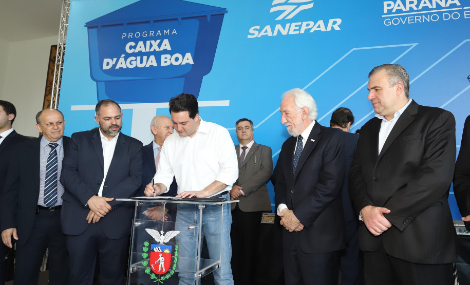 O governador Carlos Massa Ratinho Junior anunciou nesta segunda-feira (9) a expansão do programa que viabiliza instalação de caixas d'água em casas de famílias em situação de vulnerabilidade social. Participaram: secretários da Justiça, Família e Trabalho, Ney Leprevost; da Saúde, Beto Preto; presidente da Sanepar, Claudio Stabile; deputados estaduais; prefeitos; entre outras autoridades.Curitiba, 09-09-19.Foto: Arnaldo Alves / AEN.
