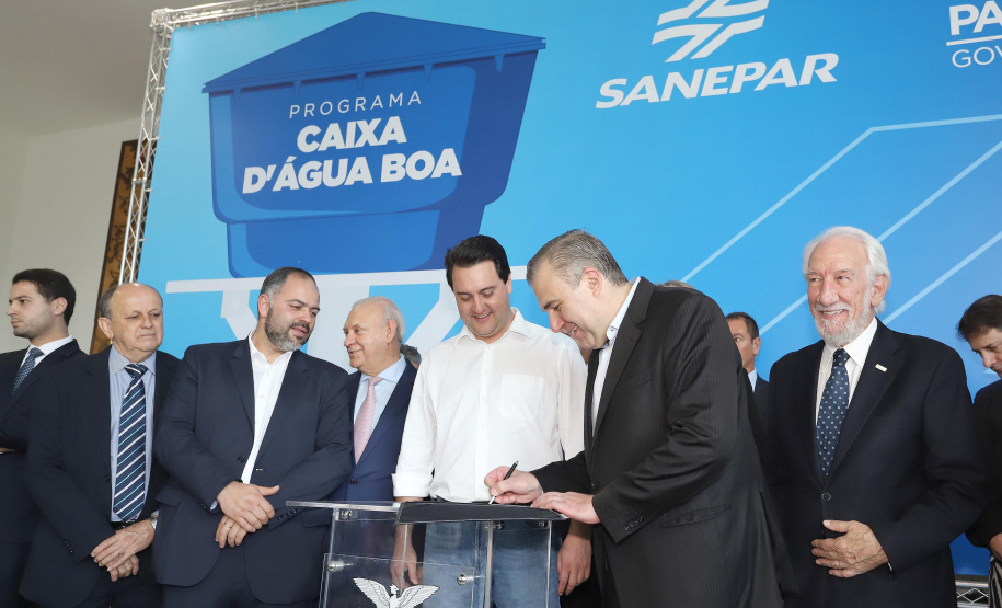 O governador Carlos Massa Ratinho Junior anunciou nesta segunda-feira (9) a expansão do programa que viabiliza instalação de caixas d'água em casas de famílias em situação de vulnerabilidade social. Participaram: secretários da Justiça, Família e Trabalho, Ney Leprevost; da Saúde, Beto Preto; presidente da Sanepar, Claudio Stabile; deputados estaduais; prefeitos; entre outras autoridades.Curitiba, 09-09-19.Foto: Arnaldo Alves / AEN.
