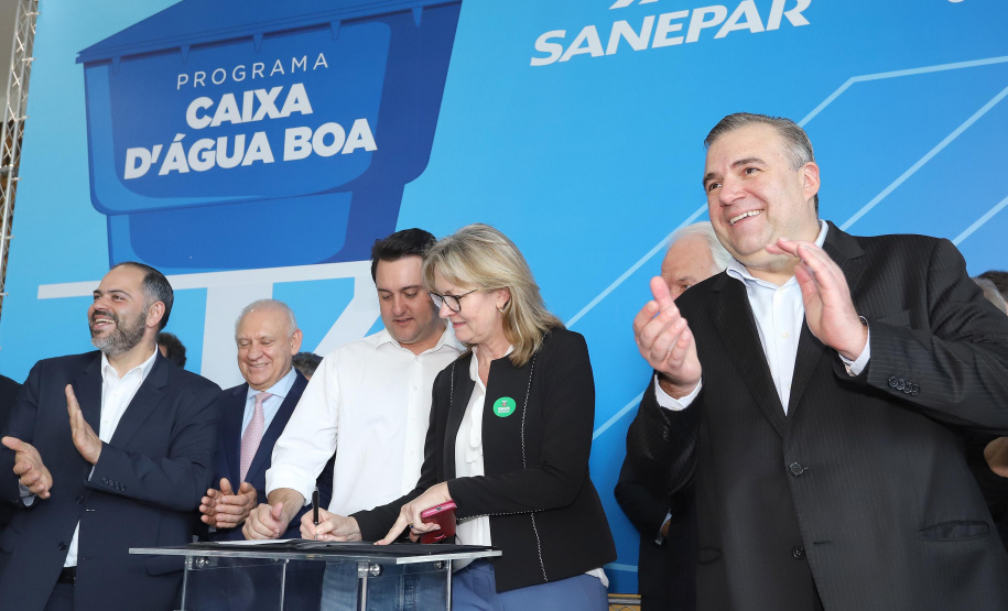 O governador Carlos Massa Ratinho Junior anunciou nesta segunda-feira (9) a expansão do programa que viabiliza instalação de caixas d'água em casas de famílias em situação de vulnerabilidade social. Participaram: secretários da Justiça, Família e Trabalho, Ney Leprevost; da Saúde, Beto Preto; presidente da Sanepar, Claudio Stabile; deputados estaduais; prefeitos; entre outras autoridades.Curitiba, 09-09-19.Foto: Arnaldo Alves / AEN.