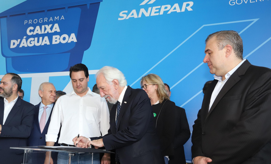 O governador Carlos Massa Ratinho Junior anunciou nesta segunda-feira (9) a expansão do programa que viabiliza instalação de caixas d'água em casas de famílias em situação de vulnerabilidade social. Participaram: secretários da Justiça, Família e Trabalho, Ney Leprevost; da Saúde, Beto Preto; presidente da Sanepar, Claudio Stabile; deputados estaduais; prefeitos; entre outras autoridades.Curitiba, 09-09-19.Foto: Arnaldo Alves / AEN.