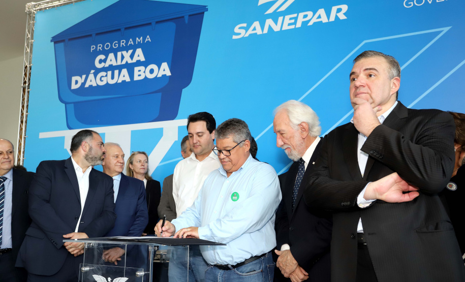 O governador Carlos Massa Ratinho Junior anunciou nesta segunda-feira (9) a expansão do programa que viabiliza instalação de caixas d'água em casas de famílias em situação de vulnerabilidade social. Participaram: secretários da Justiça, Família e Trabalho, Ney Leprevost; da Saúde, Beto Preto; presidente da Sanepar, Claudio Stabile; deputados estaduais; prefeitos; entre outras autoridades.Curitiba, 09-09-19.Foto: Arnaldo Alves / AEN.