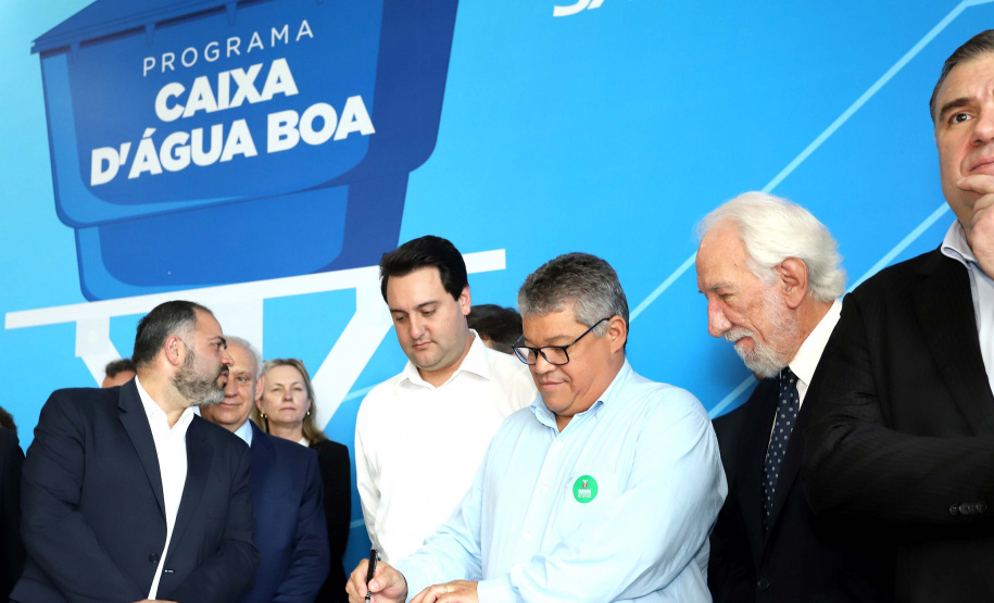 O governador Carlos Massa Ratinho Junior anunciou nesta segunda-feira (9) a expansão do programa que viabiliza instalação de caixas d'água em casas de famílias em situação de vulnerabilidade social. Participaram: secretários da Justiça, Família e Trabalho, Ney Leprevost; da Saúde, Beto Preto; presidente da Sanepar, Claudio Stabile; deputados estaduais; prefeitos; entre outras autoridades.Curitiba, 09-09-19.Foto: Arnaldo Alves / AEN.