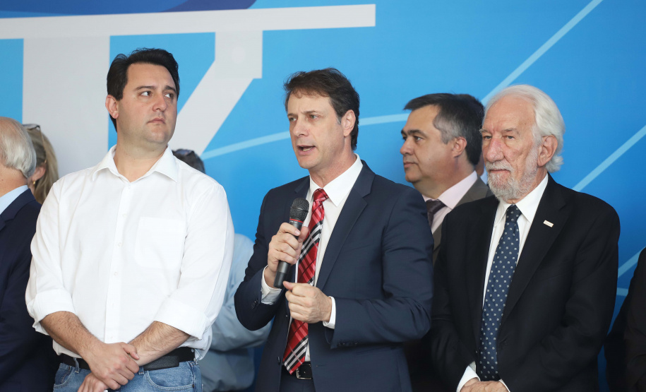 O governador Carlos Massa Ratinho Junior anunciou nesta segunda-feira (9) a expansão do programa que viabiliza instalação de caixas d'água em casas de famílias em situação de vulnerabilidade social. Participaram: secretários da Justiça, Família e Trabalho, Ney Leprevost; da Saúde, Beto Preto; presidente da Sanepar, Claudio Stabile; deputados estaduais; prefeitos; entre outras autoridades.Curitiba, 09-09-19.Foto: Arnaldo Alves / AEN.