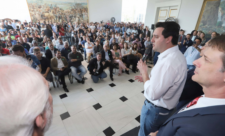 O governador Carlos Massa Ratinho Junior anunciou nesta segunda-feira (9) a expansão do programa que viabiliza instalação de caixas d'água em casas de famílias em situação de vulnerabilidade social. Participaram: secretários da Justiça, Família e Trabalho, Ney Leprevost; da Saúde, Beto Preto; presidente da Sanepar, Claudio Stabile; deputados estaduais; prefeitos; entre outras autoridades.Curitiba, 09-09-19.Foto: Arnaldo Alves / AEN.