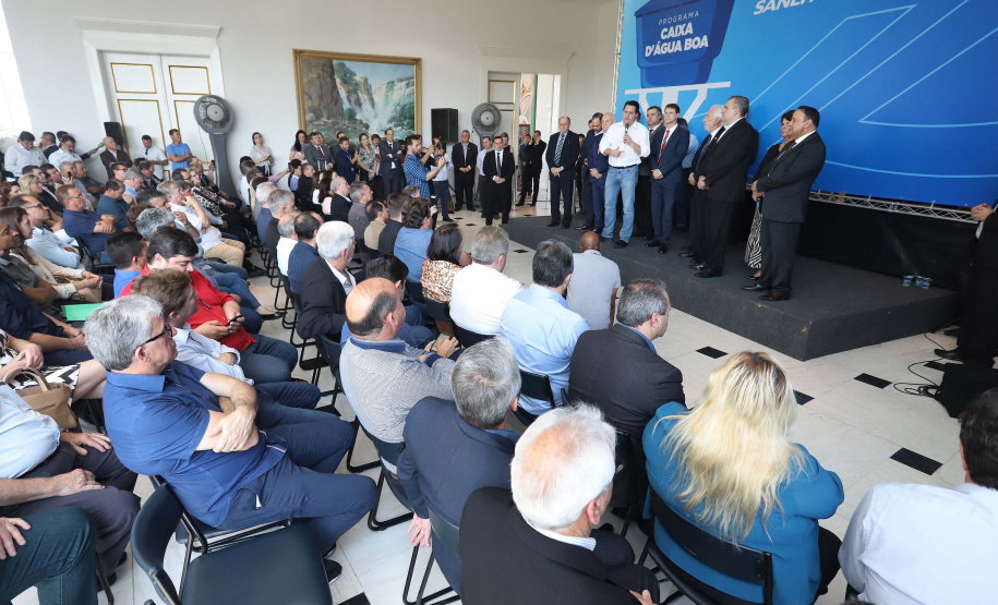 O governador Carlos Massa Ratinho Junior anunciou nesta segunda-feira (9) a expansão do programa que viabiliza instalação de caixas d'água em casas de famílias em situação de vulnerabilidade social. Participaram: secretários da Justiça, Família e Trabalho, Ney Leprevost; da Saúde, Beto Preto; presidente da Sanepar, Claudio Stabile; deputados estaduais; prefeitos; entre outras autoridades.Curitiba, 09-09-19.Foto: Arnaldo Alves / AEN.
