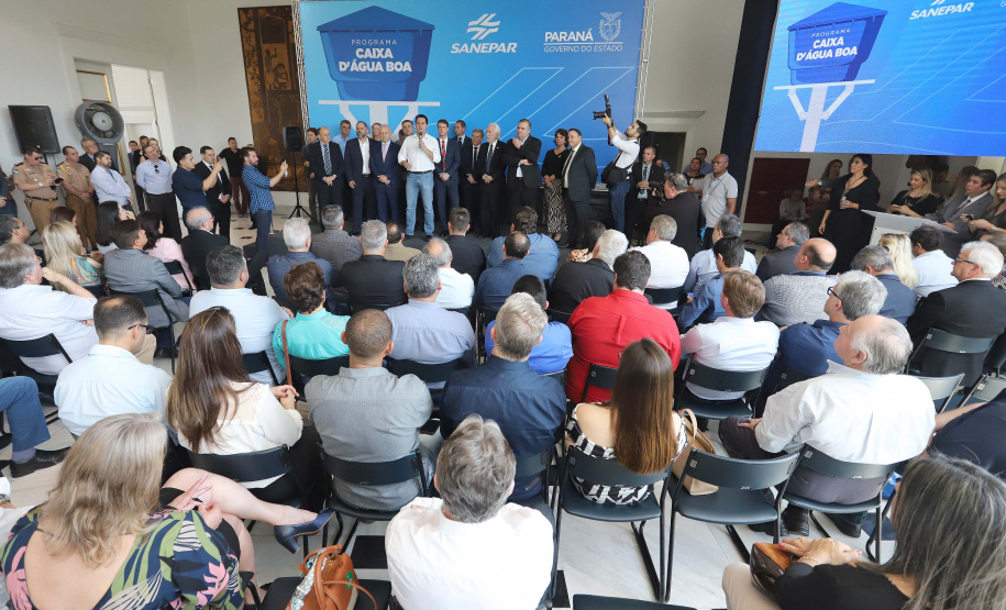 O governador Carlos Massa Ratinho Junior anunciou nesta segunda-feira (9) a expansão do programa que viabiliza instalação de caixas d'água em casas de famílias em situação de vulnerabilidade social. Participaram: secretários da Justiça, Família e Trabalho, Ney Leprevost; da Saúde, Beto Preto; presidente da Sanepar, Claudio Stabile; deputados estaduais; prefeitos; entre outras autoridades.Curitiba, 09-09-19.Foto: Arnaldo Alves / AEN.