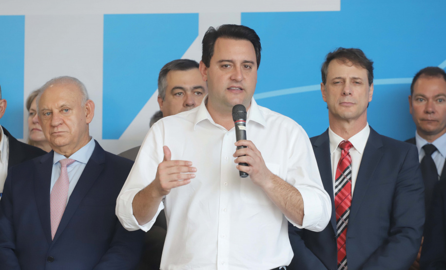 O governador Carlos Massa Ratinho Junior anunciou nesta segunda-feira (9) a expansão do programa que viabiliza instalação de caixas d'água em casas de famílias em situação de vulnerabilidade social. Participaram: secretários da Justiça, Família e Trabalho, Ney Leprevost; da Saúde, Beto Preto; presidente da Sanepar, Claudio Stabile; deputados estaduais; prefeitos; entre outras autoridades.Curitiba, 09-09-19.Foto: Arnaldo Alves / AEN.