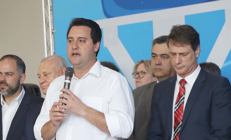 O governador Carlos Massa Ratinho Junior anunciou nesta segunda-feira (9) a expansão do programa que viabiliza instalação de caixas d'água em casas de famílias em situação de vulnerabilidade social. Participaram: secretários da Justiça, Família e Trabalho, Ney Leprevost; da Saúde, Beto Preto; presidente da Sanepar, Claudio Stabile; deputados estaduais; prefeitos; entre outras autoridades.Curitiba, 09-09-19.Foto: Arnaldo Alves / AEN.