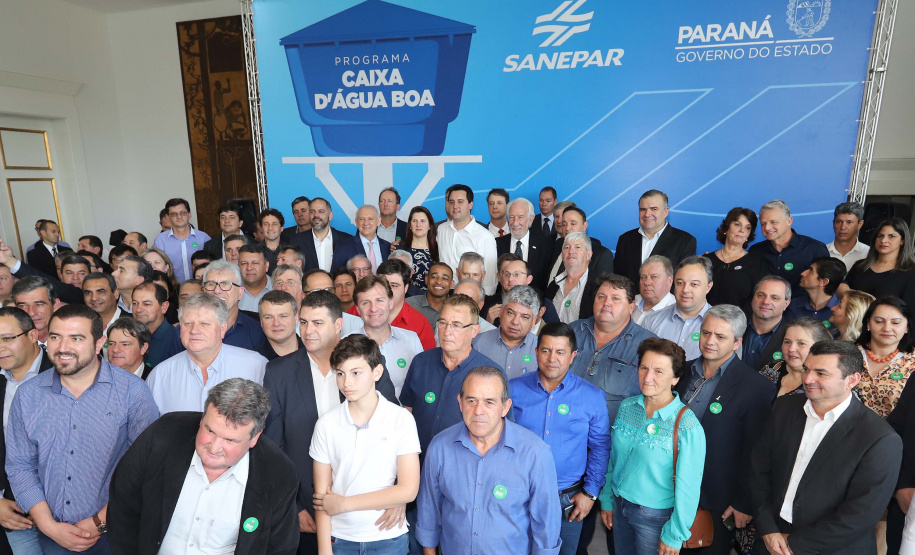 O governador Carlos Massa Ratinho Junior anunciou nesta segunda-feira (9) a expansão do programa que viabiliza instalação de caixas d'água em casas de famílias em situação de vulnerabilidade social. Participaram: secretários da Justiça, Família e Trabalho, Ney Leprevost; da Saúde, Beto Preto; presidente da Sanepar, Claudio Stabile; deputados estaduais; prefeitos; entre outras autoridades.Curitiba, 09-09-19.Foto: Arnaldo Alves / AEN.
