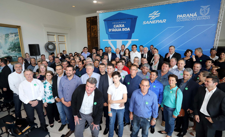 O governador Carlos Massa Ratinho Junior anunciou nesta segunda-feira (9) a expansão do programa que viabiliza instalação de caixas d'água em casas de famílias em situação de vulnerabilidade social. Participaram: secretários da Justiça, Família e Trabalho, Ney Leprevost; da Saúde, Beto Preto; presidente da Sanepar, Claudio Stabile; deputados estaduais; prefeitos; entre outras autoridades.Curitiba, 09-09-19.Foto: Arnaldo Alves / AEN.
