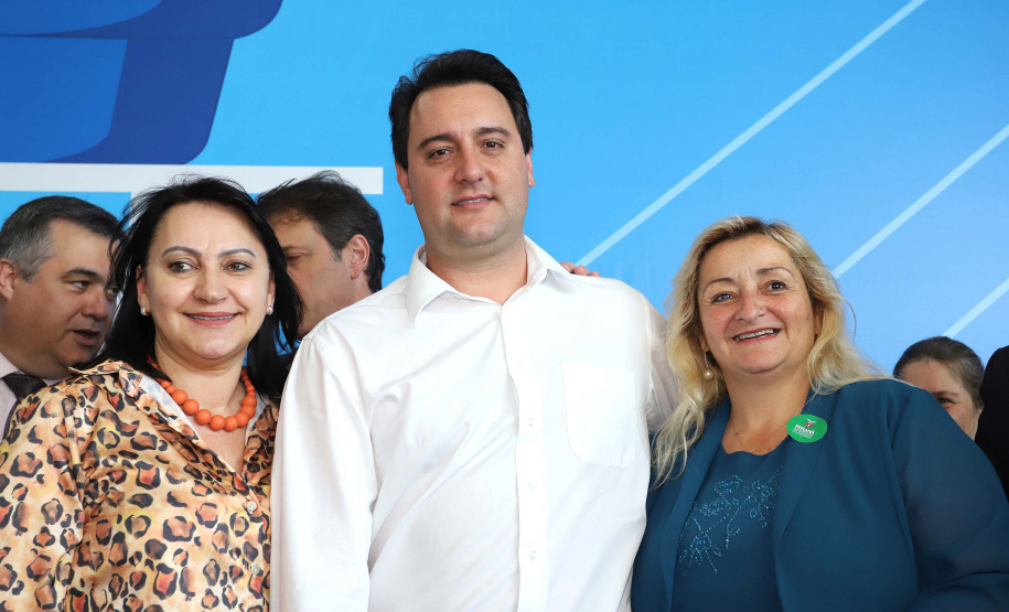 O governador Carlos Massa Ratinho Junior anunciou nesta segunda-feira (9) a expansão do programa que viabiliza instalação de caixas d'água em casas de famílias em situação de vulnerabilidade social. Participaram: secretários da Justiça, Família e Trabalho, Ney Leprevost; da Saúde, Beto Preto; presidente da Sanepar, Claudio Stabile; deputados estaduais; prefeitos; entre outras autoridades.Curitiba, 09-09-19.Foto: Arnaldo Alves / AEN.