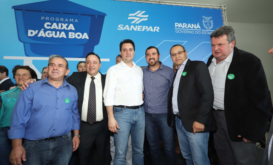 O governador Carlos Massa Ratinho Junior anunciou nesta segunda-feira (9) a expansão do programa que viabiliza instalação de caixas d'água em casas de famílias em situação de vulnerabilidade social. Participaram: secretários da Justiça, Família e Trabalho, Ney Leprevost; da Saúde, Beto Preto; presidente da Sanepar, Claudio Stabile; deputados estaduais; prefeitos; entre outras autoridades.Curitiba, 09-09-19.Foto: Arnaldo Alves / AEN.