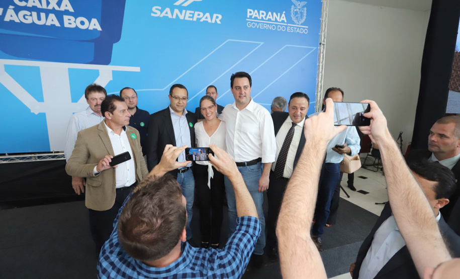 O governador Carlos Massa Ratinho Junior anunciou nesta segunda-feira (9) a expansão do programa que viabiliza instalação de caixas d'água em casas de famílias em situação de vulnerabilidade social. Participaram: secretários da Justiça, Família e Trabalho, Ney Leprevost; da Saúde, Beto Preto; presidente da Sanepar, Claudio Stabile; deputados estaduais; prefeitos; entre outras autoridades.Curitiba, 09-09-19.Foto: Arnaldo Alves / AEN.