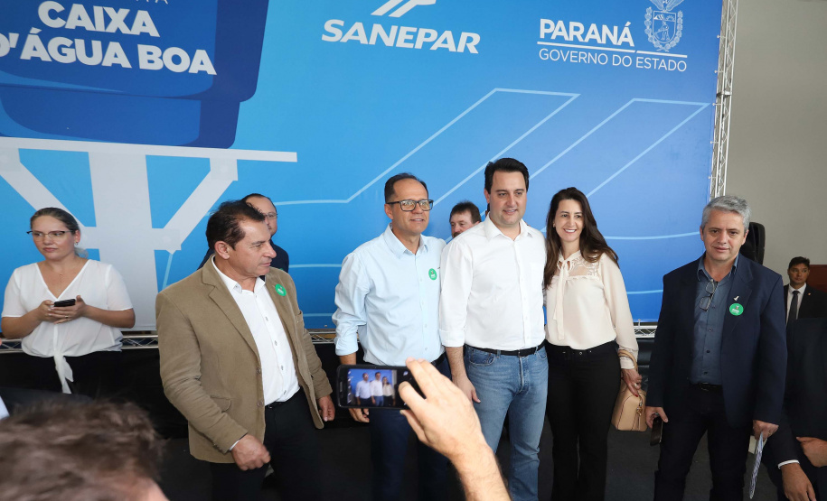 O governador Carlos Massa Ratinho Junior anunciou nesta segunda-feira (9) a expansão do programa que viabiliza instalação de caixas d'água em casas de famílias em situação de vulnerabilidade social. Participaram: secretários da Justiça, Família e Trabalho, Ney Leprevost; da Saúde, Beto Preto; presidente da Sanepar, Claudio Stabile; deputados estaduais; prefeitos; entre outras autoridades.Curitiba, 09-09-19.Foto: Arnaldo Alves / AEN.