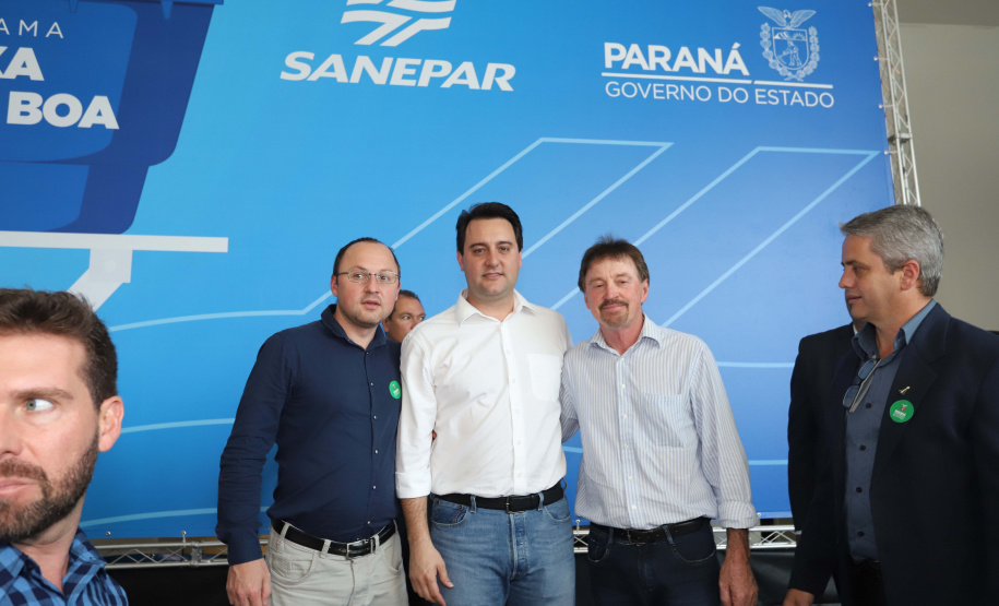 O governador Carlos Massa Ratinho Junior anunciou nesta segunda-feira (9) a expansão do programa que viabiliza instalação de caixas d'água em casas de famílias em situação de vulnerabilidade social. Participaram: secretários da Justiça, Família e Trabalho, Ney Leprevost; da Saúde, Beto Preto; presidente da Sanepar, Claudio Stabile; deputados estaduais; prefeitos; entre outras autoridades.Curitiba, 09-09-19.Foto: Arnaldo Alves / AEN.