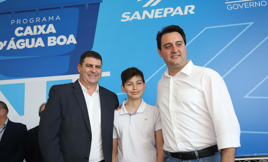 O governador Carlos Massa Ratinho Junior anunciou nesta segunda-feira (9) a expansão do programa que viabiliza instalação de caixas d'água em casas de famílias em situação de vulnerabilidade social. Participaram: secretários da Justiça, Família e Trabalho, Ney Leprevost; da Saúde, Beto Preto; presidente da Sanepar, Claudio Stabile; deputados estaduais; prefeitos; entre outras autoridades.Curitiba, 09-09-19.Foto: Arnaldo Alves / AEN.