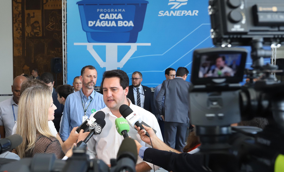 O governador Carlos Massa Ratinho Junior anunciou nesta segunda-feira (9) a expansão do programa que viabiliza instalação de caixas d'água em casas de famílias em situação de vulnerabilidade social. Participaram: secretários da Justiça, Família e Trabalho, Ney Leprevost; da Saúde, Beto Preto; presidente da Sanepar, Claudio Stabile; deputados estaduais; prefeitos; entre outras autoridades.Curitiba, 09-09-19.Foto: Arnaldo Alves / AEN.