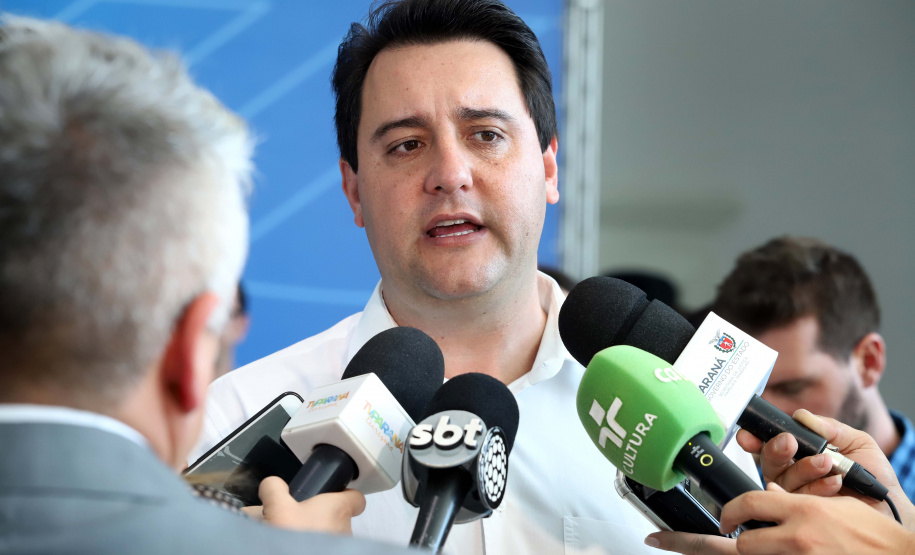 O governador Carlos Massa Ratinho Junior anunciou nesta segunda-feira (9) a expansão do programa que viabiliza instalação de caixas d'água em casas de famílias em situação de vulnerabilidade social. Participaram: secretários da Justiça, Família e Trabalho, Ney Leprevost; da Saúde, Beto Preto; presidente da Sanepar, Claudio Stabile; deputados estaduais; prefeitos; entre outras autoridades.Curitiba, 09-09-19.Foto: Arnaldo Alves / AEN.