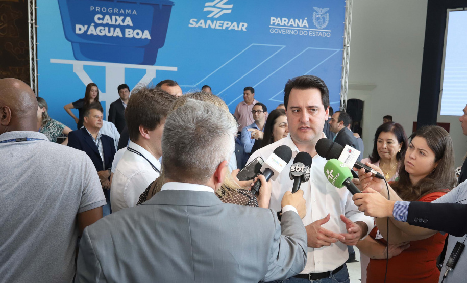 O governador Carlos Massa Ratinho Junior anunciou nesta segunda-feira (9) a expansão do programa que viabiliza instalação de caixas d'água em casas de famílias em situação de vulnerabilidade social. Participaram: secretários da Justiça, Família e Trabalho, Ney Leprevost; da Saúde, Beto Preto; presidente da Sanepar, Claudio Stabile; deputados estaduais; prefeitos; entre outras autoridades.Curitiba, 09-09-19.Foto: Arnaldo Alves / AEN.