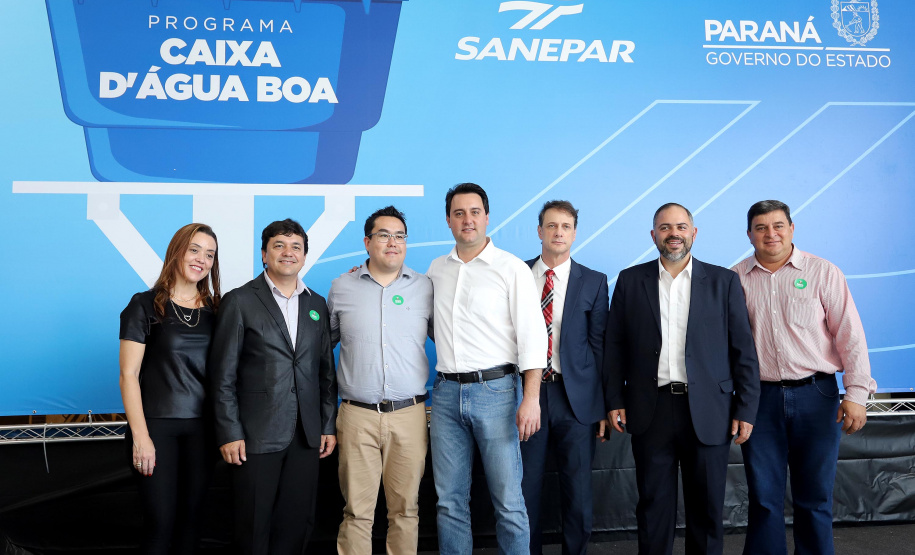 O governador Carlos Massa Ratinho Junior anunciou nesta segunda-feira (9) a expansão do programa que viabiliza instalação de caixas d'água em casas de famílias em situação de vulnerabilidade social. Participaram: secretários da Justiça, Família e Trabalho, Ney Leprevost; da Saúde, Beto Preto; presidente da Sanepar, Claudio Stabile; deputados estaduais; prefeitos; entre outras autoridades.Curitiba, 09-09-19.Foto: Arnaldo Alves / AEN.