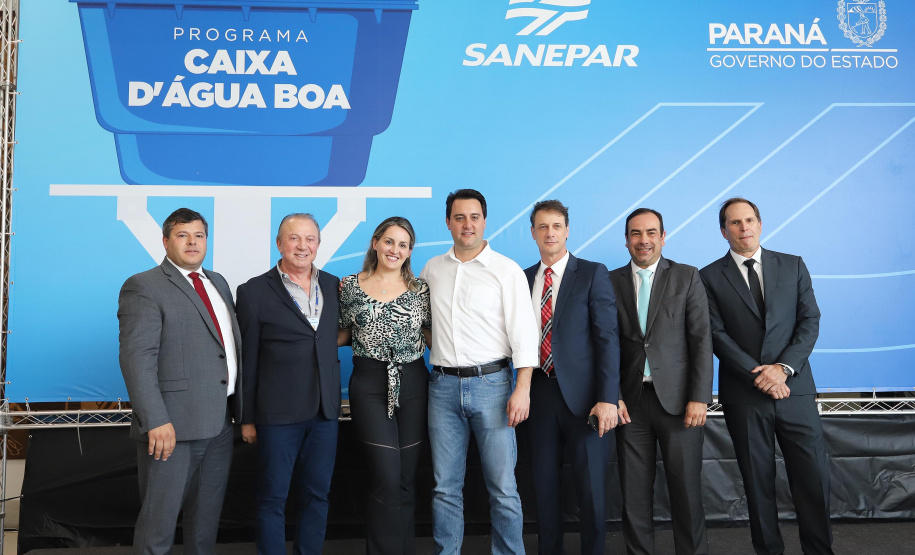 O governador Carlos Massa Ratinho Junior anunciou nesta segunda-feira (9) a expansão do programa que viabiliza instalação de caixas d'água em casas de famílias em situação de vulnerabilidade social. Participaram: secretários da Justiça, Família e Trabalho, Ney Leprevost; da Saúde, Beto Preto; presidente da Sanepar, Claudio Stabile; deputados estaduais; prefeitos; entre outras autoridades.Curitiba, 09-09-19.Foto: Arnaldo Alves / AEN.