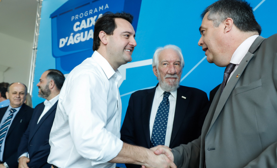 Prefeitos de 64 municípios do Paraná assinaram nesta segunda-feira (9), em evento com o governador Carlos Massa Ratinho Junior, a adesão ao programa Caixa d’Água Boa. A iniciativa viabiliza a instalação de caixas d’águas em casas de famílias carentes. Também foram assinados termos aditivos para outros 70 municípios cujos prefeitos já aderiram ao programa.