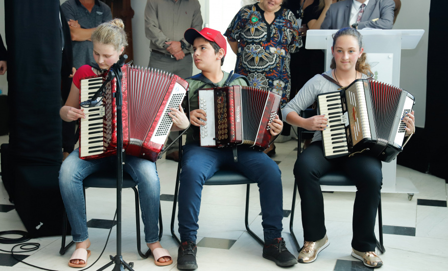 Prefeitos de 64 municípios do Paraná assinaram nesta segunda-feira (9), em evento com o governador Carlos Massa Ratinho Junior, a adesão ao programa Caixa d’Água Boa. A iniciativa viabiliza a instalação de caixas d’águas em casas de famílias carentes. Também foram assinados termos aditivos para outros 70 municípios cujos prefeitos já aderiram ao programa.