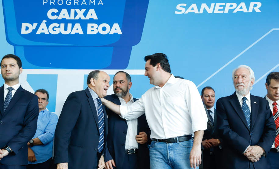 Prefeitos de 64 municípios do Paraná assinaram nesta segunda-feira (9), em evento com o governador Carlos Massa Ratinho Junior, a adesão ao programa Caixa d’Água Boa. A iniciativa viabiliza a instalação de caixas d’águas em casas de famílias carentes. Também foram assinados termos aditivos para outros 70 municípios cujos prefeitos já aderiram ao programa.