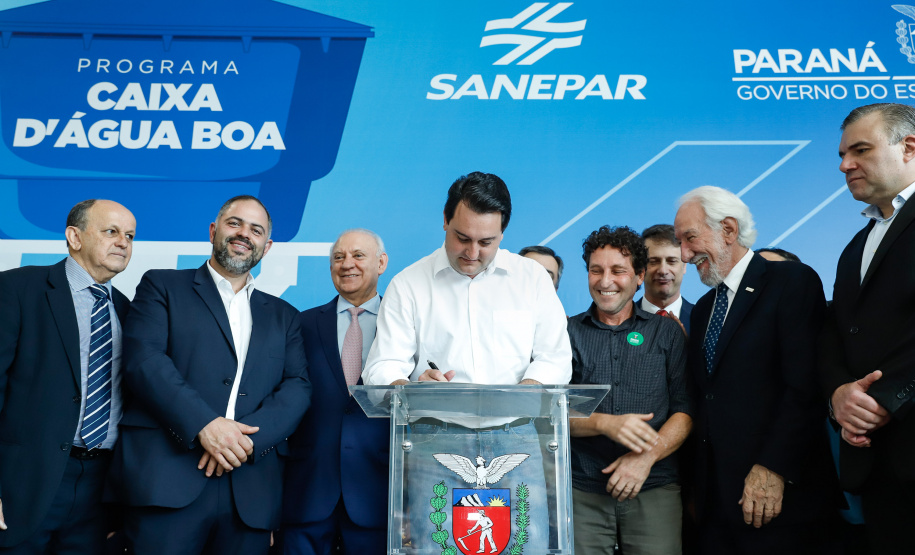 Prefeitos de 64 municípios do Paraná assinaram nesta segunda-feira (9), em evento com o governador Carlos Massa Ratinho Junior, a adesão ao programa Caixa d’Água Boa. A iniciativa viabiliza a instalação de caixas d’águas em casas de famílias carentes. Também foram assinados termos aditivos para outros 70 municípios cujos prefeitos já aderiram ao programa.