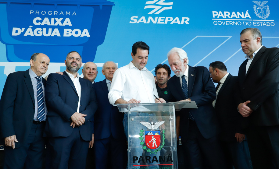 Prefeitos de 64 municípios do Paraná assinaram nesta segunda-feira (9), em evento com o governador Carlos Massa Ratinho Junior, a adesão ao programa Caixa d’Água Boa. A iniciativa viabiliza a instalação de caixas d’águas em casas de famílias carentes. Também foram assinados termos aditivos para outros 70 municípios cujos prefeitos já aderiram ao programa.