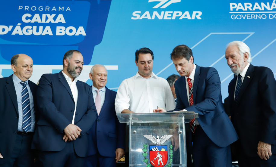 Prefeitos de 64 municípios do Paraná assinaram nesta segunda-feira (9), em evento com o governador Carlos Massa Ratinho Junior, a adesão ao programa Caixa d’Água Boa. A iniciativa viabiliza a instalação de caixas d’águas em casas de famílias carentes. Também foram assinados termos aditivos para outros 70 municípios cujos prefeitos já aderiram ao programa.