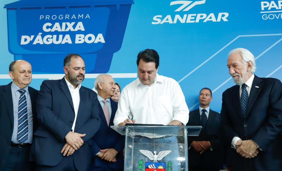 Prefeitos de 64 municípios do Paraná assinaram nesta segunda-feira (9), em evento com o governador Carlos Massa Ratinho Junior, a adesão ao programa Caixa d’Água Boa. A iniciativa viabiliza a instalação de caixas d’águas em casas de famílias carentes. Também foram assinados termos aditivos para outros 70 municípios cujos prefeitos já aderiram ao programa.