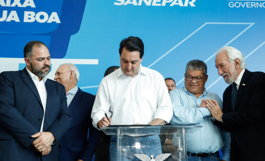 Prefeitos de 64 municípios do Paraná assinaram nesta segunda-feira (9), em evento com o governador Carlos Massa Ratinho Junior, a adesão ao programa Caixa d’Água Boa. A iniciativa viabiliza a instalação de caixas d’águas em casas de famílias carentes. Também foram assinados termos aditivos para outros 70 municípios cujos prefeitos já aderiram ao programa.