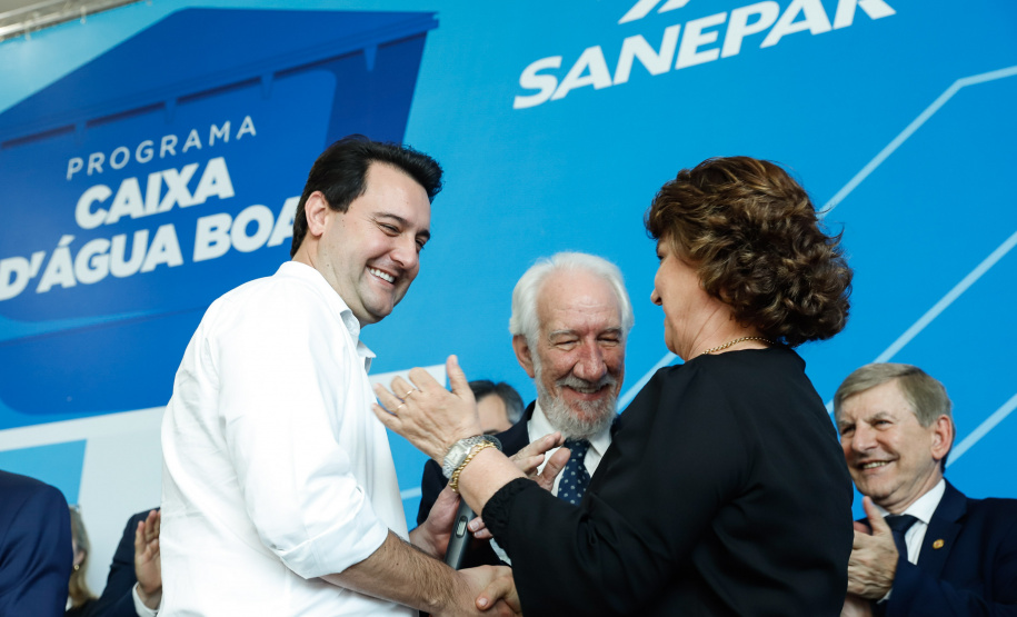 Prefeitos de 64 municípios do Paraná assinaram nesta segunda-feira (9), em evento com o governador Carlos Massa Ratinho Junior, a adesão ao programa Caixa d’Água Boa. A iniciativa viabiliza a instalação de caixas d’águas em casas de famílias carentes. Também foram assinados termos aditivos para outros 70 municípios cujos prefeitos já aderiram ao programa.