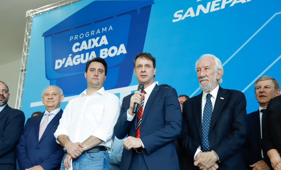Prefeitos de 64 municípios do Paraná assinaram nesta segunda-feira (9), em evento com o governador Carlos Massa Ratinho Junior, a adesão ao programa Caixa d’Água Boa. A iniciativa viabiliza a instalação de caixas d’águas em casas de famílias carentes. Também foram assinados termos aditivos para outros 70 municípios cujos prefeitos já aderiram ao programa.