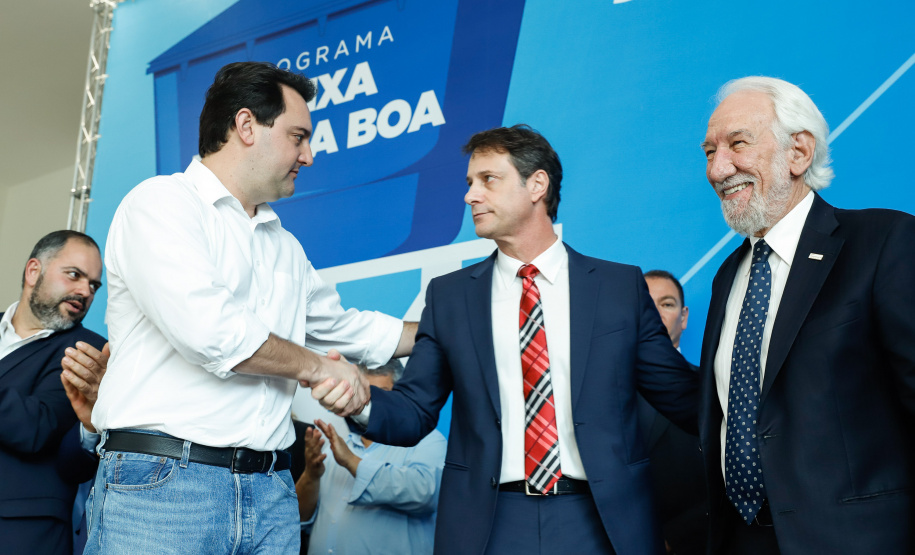 Prefeitos de 64 municípios do Paraná assinaram nesta segunda-feira (9), em evento com o governador Carlos Massa Ratinho Junior, a adesão ao programa Caixa d’Água Boa. A iniciativa viabiliza a instalação de caixas d’águas em casas de famílias carentes. Também foram assinados termos aditivos para outros 70 municípios cujos prefeitos já aderiram ao programa.