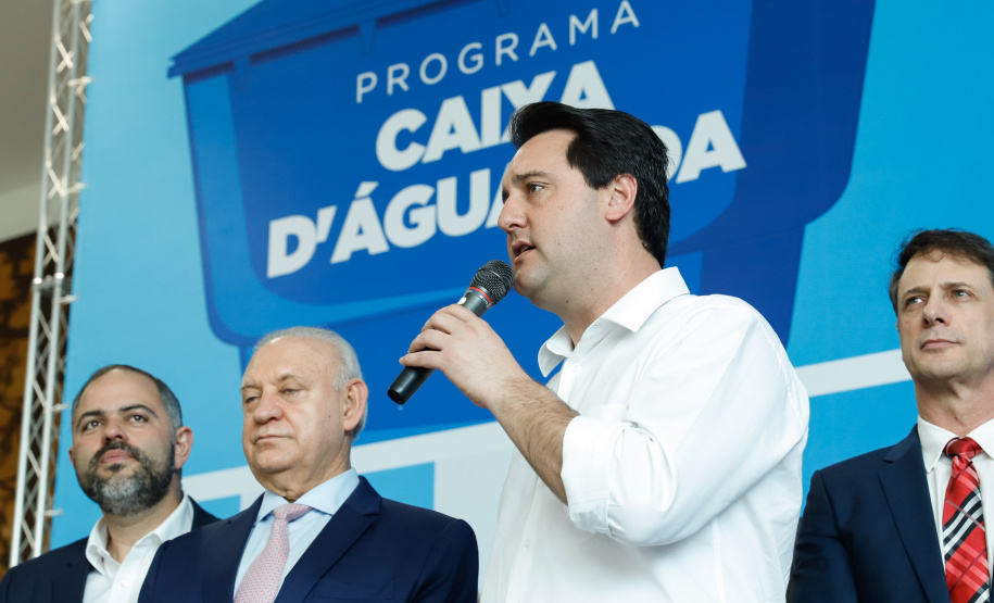 Prefeitos de 64 municípios do Paraná assinaram nesta segunda-feira (9), em evento com o governador Carlos Massa Ratinho Junior, a adesão ao programa Caixa d’Água Boa. A iniciativa viabiliza a instalação de caixas d’águas em casas de famílias carentes. Também foram assinados termos aditivos para outros 70 municípios cujos prefeitos já aderiram ao programa.
