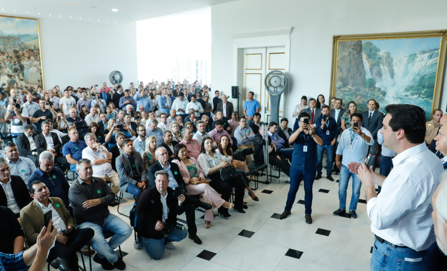 Prefeitos de 64 municípios do Paraná assinaram nesta segunda-feira (9), em evento com o governador Carlos Massa Ratinho Junior, a adesão ao programa Caixa d’Água Boa. A iniciativa viabiliza a instalação de caixas d’águas em casas de famílias carentes. Também foram assinados termos aditivos para outros 70 municípios cujos prefeitos já aderiram ao programa.