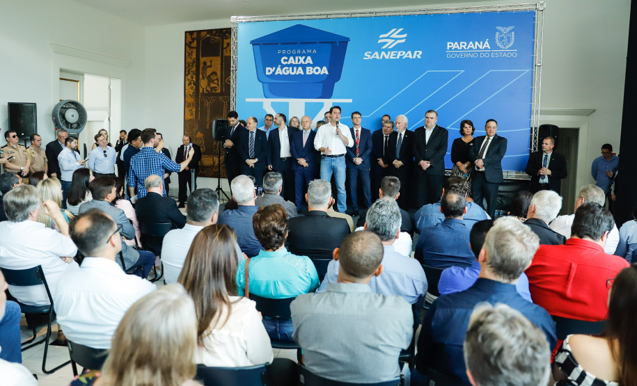 Prefeitos de 64 municípios do Paraná assinaram nesta segunda-feira (9), em evento com o governador Carlos Massa Ratinho Junior, a adesão ao programa Caixa d’Água Boa. A iniciativa viabiliza a instalação de caixas d’águas em casas de famílias carentes. Também foram assinados termos aditivos para outros 70 municípios cujos prefeitos já aderiram ao programa.