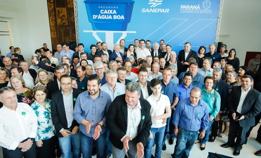 Prefeitos de 64 municípios do Paraná assinaram nesta segunda-feira (9), em evento com o governador Carlos Massa Ratinho Junior, a adesão ao programa Caixa d’Água Boa. A iniciativa viabiliza a instalação de caixas d’águas em casas de famílias carentes. Também foram assinados termos aditivos para outros 70 municípios cujos prefeitos já aderiram ao programa.