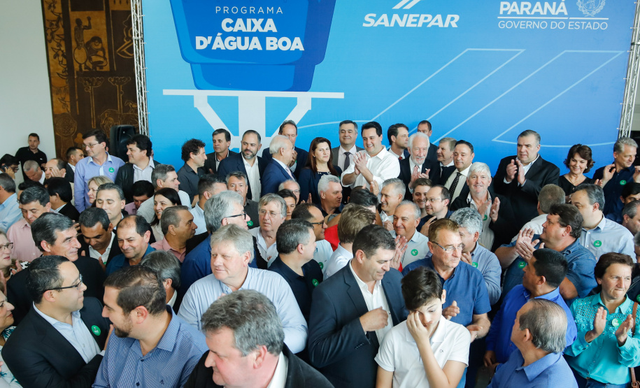 Prefeitos de 64 municípios do Paraná assinaram nesta segunda-feira (9), em evento com o governador Carlos Massa Ratinho Junior, a adesão ao programa Caixa d’Água Boa. A iniciativa viabiliza a instalação de caixas d’águas em casas de famílias carentes. Também foram assinados termos aditivos para outros 70 municípios cujos prefeitos já aderiram ao programa.