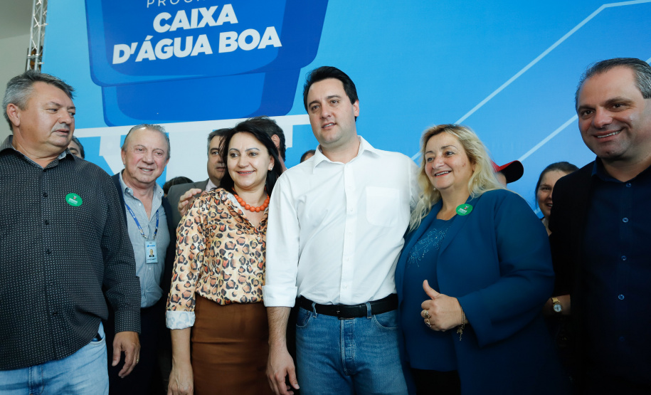 Prefeitos de 64 municípios do Paraná assinaram nesta segunda-feira (9), em evento com o governador Carlos Massa Ratinho Junior, a adesão ao programa Caixa d’Água Boa. A iniciativa viabiliza a instalação de caixas d’águas em casas de famílias carentes. Também foram assinados termos aditivos para outros 70 municípios cujos prefeitos já aderiram ao programa.