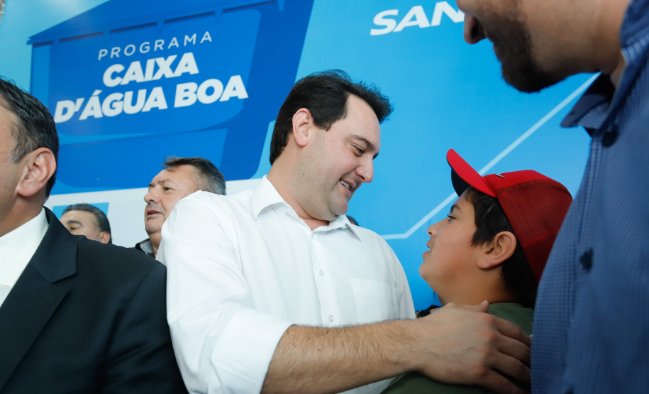 Prefeitos de 64 municípios do Paraná assinaram nesta segunda-feira (9), em evento com o governador Carlos Massa Ratinho Junior, a adesão ao programa Caixa d’Água Boa. A iniciativa viabiliza a instalação de caixas d’águas em casas de famílias carentes. Também foram assinados termos aditivos para outros 70 municípios cujos prefeitos já aderiram ao programa.