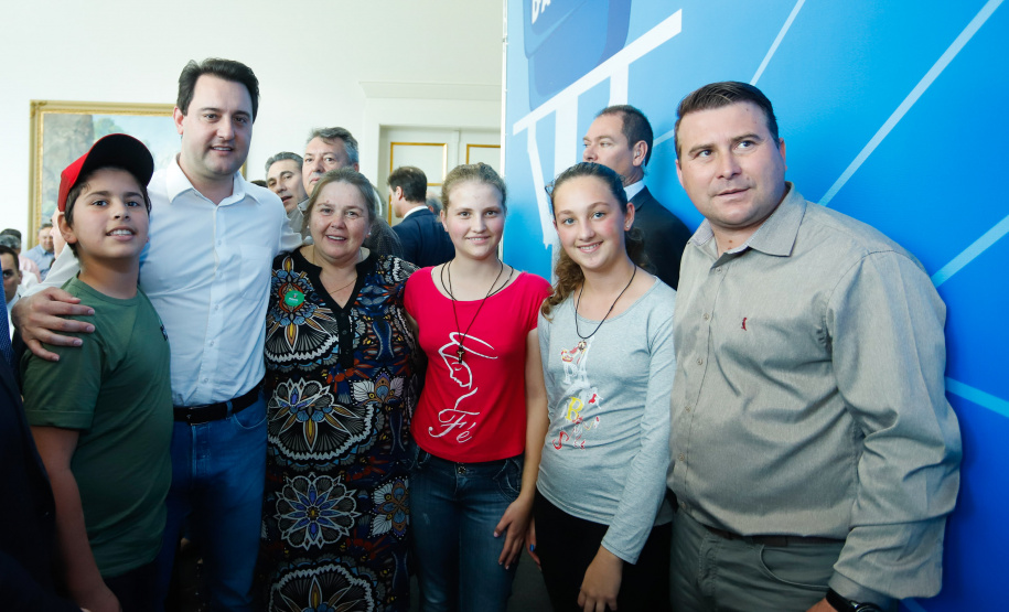 Prefeitos de 64 municípios do Paraná assinaram nesta segunda-feira (9), em evento com o governador Carlos Massa Ratinho Junior, a adesão ao programa Caixa d’Água Boa. A iniciativa viabiliza a instalação de caixas d’águas em casas de famílias carentes. Também foram assinados termos aditivos para outros 70 municípios cujos prefeitos já aderiram ao programa.