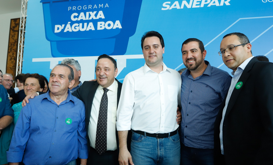Prefeitos de 64 municípios do Paraná assinaram nesta segunda-feira (9), em evento com o governador Carlos Massa Ratinho Junior, a adesão ao programa Caixa d’Água Boa. A iniciativa viabiliza a instalação de caixas d’águas em casas de famílias carentes. Também foram assinados termos aditivos para outros 70 municípios cujos prefeitos já aderiram ao programa.