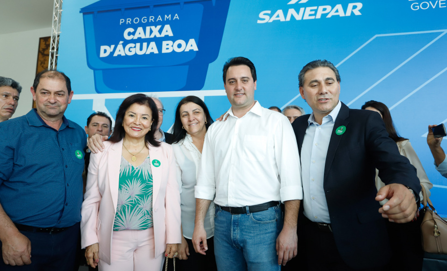 Prefeitos de 64 municípios do Paraná assinaram nesta segunda-feira (9), em evento com o governador Carlos Massa Ratinho Junior, a adesão ao programa Caixa d’Água Boa. A iniciativa viabiliza a instalação de caixas d’águas em casas de famílias carentes. Também foram assinados termos aditivos para outros 70 municípios cujos prefeitos já aderiram ao programa.